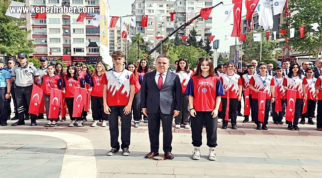 Başkan Böcek, 19 Mayıs'ta Atatürk Anıtı'na Çelenk Sundu