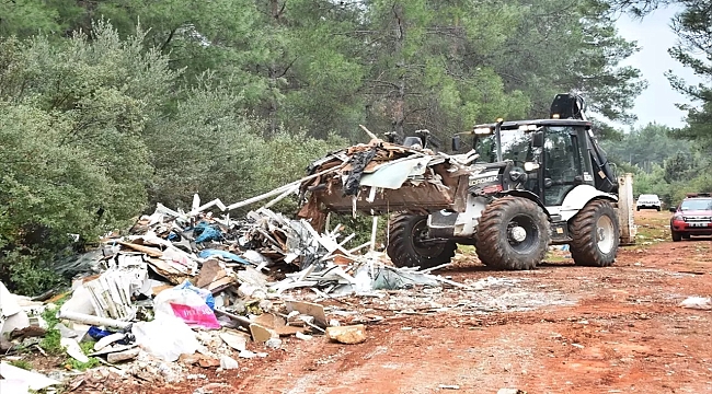 Antalya'da Ormana Kaçak Dökülen Çöpler Temizlendi